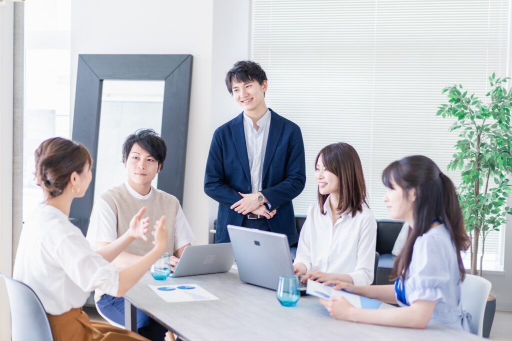 オフィスのミーティング中の様子